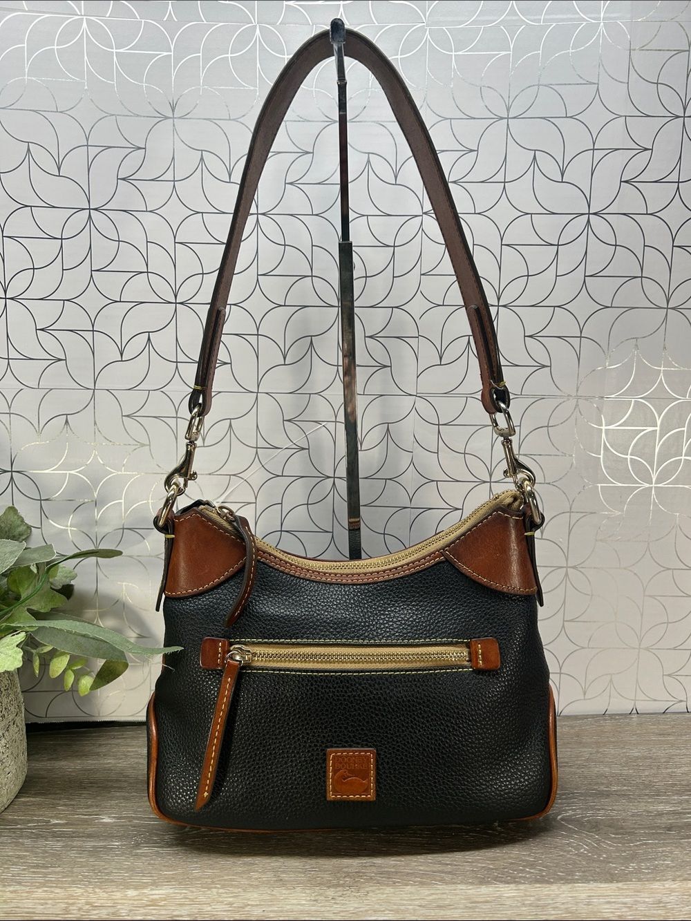 9023 Dooney & Bourke black brown leather shoulder bag 269519023